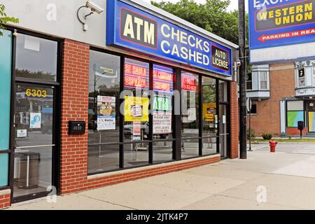 Un negozio di incasso a Chicago, Illinois, con il cartello Western Union appeso all'esterno il 16 luglio 2022. Foto Stock