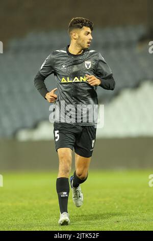 31st agosto 2022; Campbelltown Sports Stadium, Leumeah, New South Wales, Australia; Australia A League Cup, quarto di finale, Macarthur FC contro Wellington Phoenix: Jonathan Aspropotamitis del Macarthur FC assume la sua posizione difensiva Foto Stock