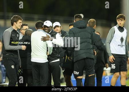 31st agosto 2022; Campbelltown Sports Stadium, Leumeah, New South Wales, Australia; Australia A League Cup, quarto di finale, Macarthur FC contro Wellington Phoenix: Il allenatore del MacArthur FC Dwight Yorke si congratula con il personale di coaching Foto Stock