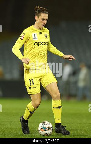 31st agosto 2022; Campbelltown Sports Stadium, Leumeah, New South Wales, Australia; Australia A League Cup, quarto di finale, Macarthur FC contro Wellington Phoenix: Bozhidar Kraev di Wellington Phoenix controlla la palla nel centrocampo Foto Stock