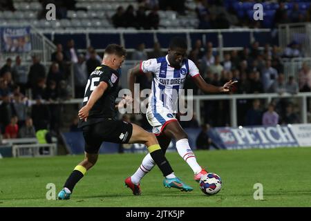 Mouhamed Niang di Hartlepool si è Unito in azione con George Horbury di Harrogate Town durante la partita del Papa John's EFL Trophy tra Hartlepool United e Harrogate Town a Victoria Park, Hartlepool martedì 30th agosto 2022. (Credit: Marco Fletcher | NOTIZIE MI) Credit: NOTIZIE MI & Sport /Alamy Live News Foto Stock