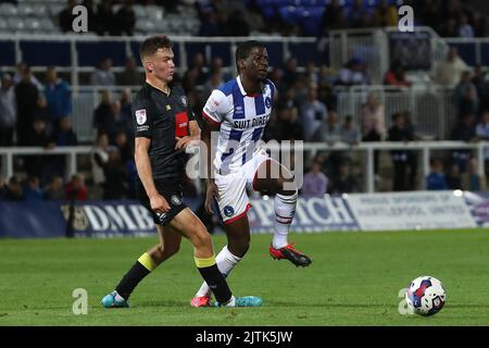 Mouhamed Niang di Hartlepool si è Unito in azione con George Horbury di Harrogate Town durante la partita del Papa John's EFL Trophy tra Hartlepool United e Harrogate Town a Victoria Park, Hartlepool martedì 30th agosto 2022. (Credit: Marco Fletcher | NOTIZIE MI) Credit: NOTIZIE MI & Sport /Alamy Live News Foto Stock