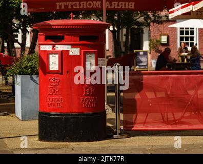 Casella postale all'esterno dell'ufficio postale di Abergavenny, Monmouthshire, Galles Foto Stock