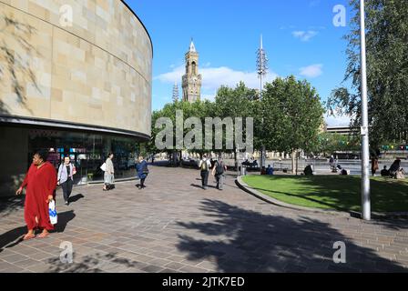 Impression Gallery, con vista sul parco cittadino e sulla torre dell'orologio del municipio, e uno dei principali luoghi di ritrovo per la fotografia nel Regno Unito, nella città di Bradford. Foto Stock