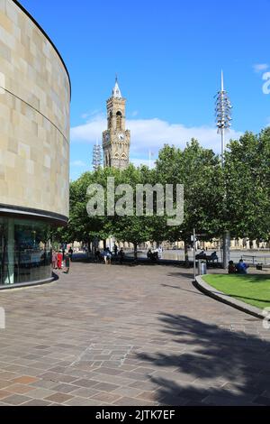 Impression Gallery, con vista sul parco cittadino e sulla torre dell'orologio del municipio, e uno dei principali luoghi di ritrovo per la fotografia nel Regno Unito, nella città di Bradford. Foto Stock