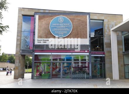 Impression Gallery, con vista sul parco cittadino e uno dei principali luoghi di ritrovo per la fotografia nel Regno Unito, nella città di Bradford, West Yorkshire, Regno Unito Foto Stock
