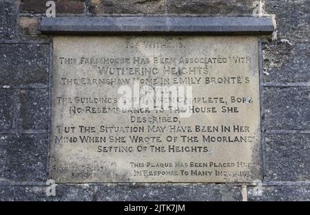 Ruined Top Withins Farm, raggiunta attraverso la Bronte Way, si ritiene che sia il contesto che ha ispirato le "alture di Wuthering" di Emily Bronte, vicino a Haworth, Regno Unito Foto Stock