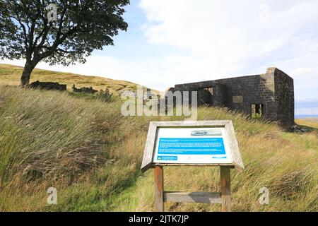 Ruined Top Withins Farm, raggiunta attraverso la Bronte Way, si ritiene che sia il contesto che ha ispirato le "alture di Wuthering" di Emily Bronte, vicino a Haworth, Regno Unito Foto Stock