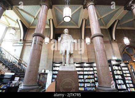 Libreria Waterstones, situata nel magnifico edificio Wool Exchange di Hustlergate, nella città di Bradford, West Yorkshire, Regno Unito Foto Stock