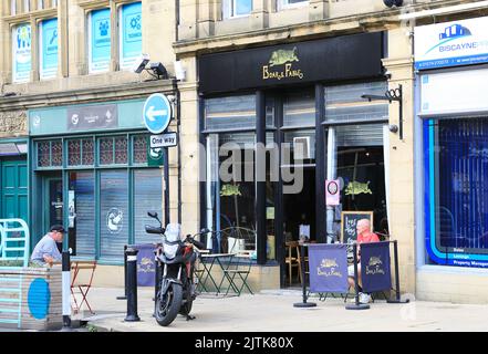 Bar e caffè indipendenti sulla Top of Town, North Parade, a Bradford, West Yorkshire, Regno Unito Foto Stock