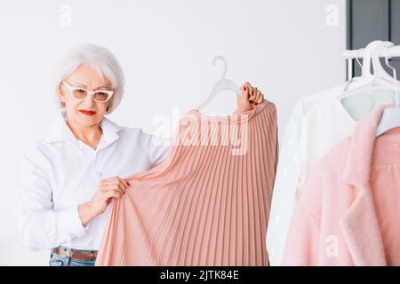 moda donna senior tendenza abbigliamento personale stile Foto Stock