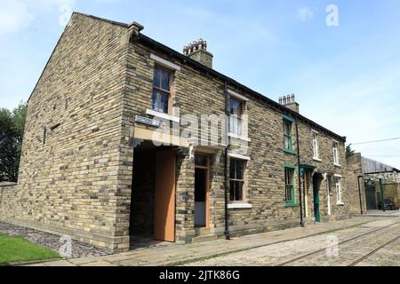 Gaythorne Row, 3 case sul retro, costruito nel 1876 a Bradford, e trasportato in mattoni al Museo industriale, a Moorside Mills, Regno Unito Foto Stock
