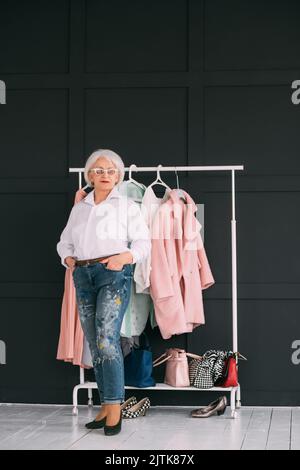 trend di moda anziano donna stile personale Foto Stock