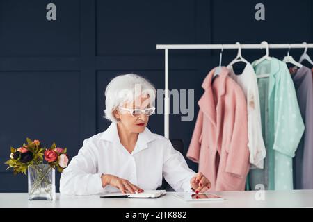 moda stile assistenza donna senior business Foto Stock