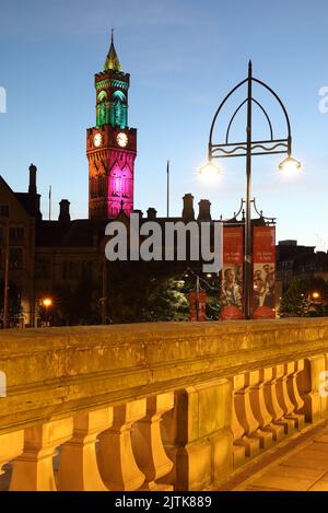 La torre dell'orologio del municipio al crepuscolo dalla St George's Hall, a Bradford, West Yorkshire, Regno Unito Foto Stock