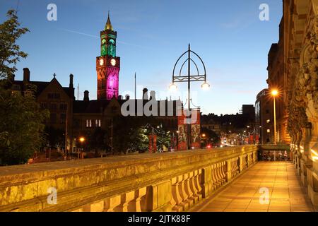 La torre dell'orologio del municipio al crepuscolo dalla St George's Hall, a Bradford, West Yorkshire, Regno Unito Foto Stock