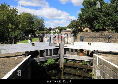 Bingley Five Rise Staircase Locks, una delle sette meraviglie dei corsi d'acqua sul canale Liverpool di Leeds vicino a Bradford, West Yorkshire, Regno Unito Foto Stock