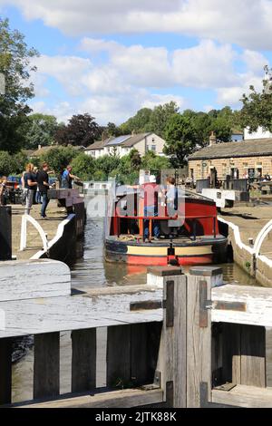 Bingley Five Rise Staircase Locks, una delle sette meraviglie dei corsi d'acqua sul canale Liverpool di Leeds vicino a Bradford, West Yorkshire, Regno Unito Foto Stock