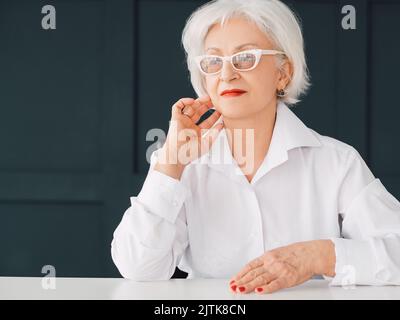 anziana donna d'affari moderna anzianità indipendenza Foto Stock