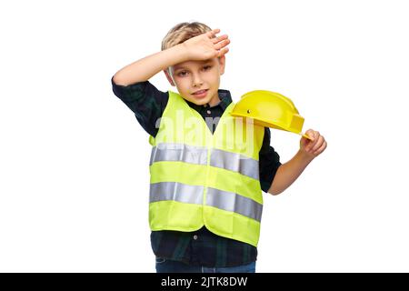 ragazzo stanco in casco protettivo e giubbotto di sicurezza Foto Stock