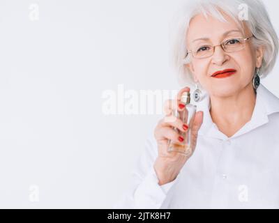 elegante donna anziana profumo eleganza fragranza Foto Stock