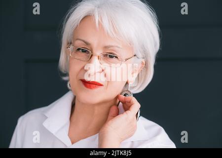 donna senior bellezza ritratto fiducia eleganza Foto Stock