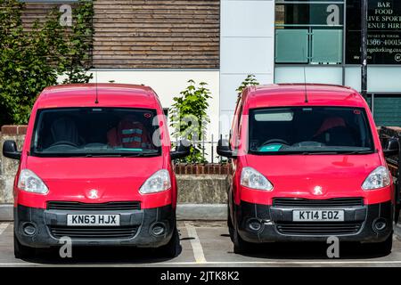 Dorking, Surrey Hills, Londra, Regno Unito, agosto 26 2022, Royal Mail Post Office Delivery Vans parcheggiati senza persone Foto Stock