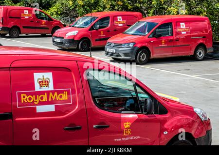 Dorking, Surrey Hills, Londra, Regno Unito, agosto 26 2022, Royal Mail Post Office Delivery Vans parcheggiati senza persone Foto Stock