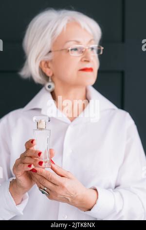 donna anziana moda stile mani profumo tendenza Foto Stock