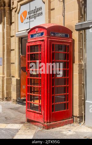 Valletta, Malta, 22 maggio 2022: Cabina telefonica tradizionale britannica Foto Stock