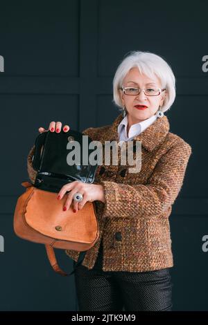 donna anziana stile guardaroba shopping bag moda Foto Stock
