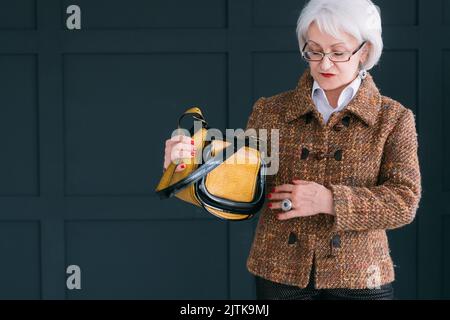 elegante guardaroba stile donna senior copia spazio Foto Stock