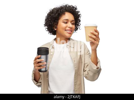 donna con tazza da caffè e bicchiere per bevande calde Foto Stock