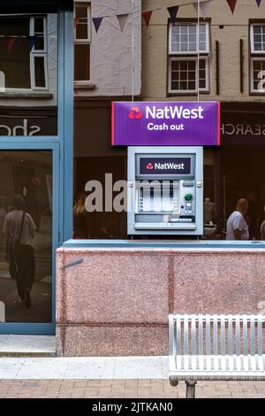 Kingston-upon-Thames, Londra, Regno Unito, agosto 29 2022, NatWest High Street Bank ATM o bancomat Point Machine Foto Stock