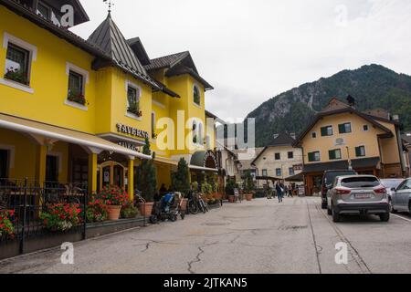 Kranjska Gora, Slovenia - Agosto 20th 2022. Una strada nel centro di Kranjska Gora nella regione alta Carniola della Slovenia nord-occidentale Foto Stock