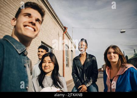 Giovani amici multirazziali sorridenti nelle giornate di sole Foto Stock