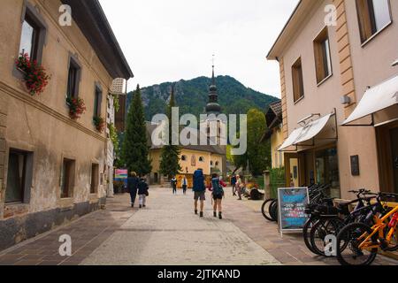 Kranjska Gora, Slovenia - Agosto 20 2022. Una strada nel centro di Kranjska Gora, alta Carniola, Slovenia. Chiesa l'Assunzione della Vergine Maria è al centro Foto Stock