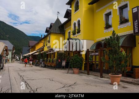 Kranjska Gora, Slovenia - Agosto 20th 2022. Una strada nel centro di Kranjska Gora nella regione alta Carniola della Slovenia nord-occidentale Foto Stock