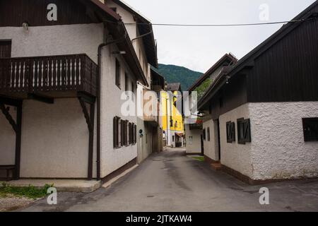 Una strada nel centro di Kranjska Gora nella regione alta Carniola della Slovenia nord-occidentale Foto Stock