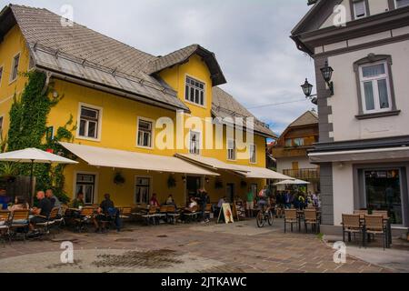 Kranjska Gora, Slovenia - Agosto 20th 2022. Una strada nel centro di Kranjska Gora nella regione alta Carniola della Slovenia nord-occidentale Foto Stock