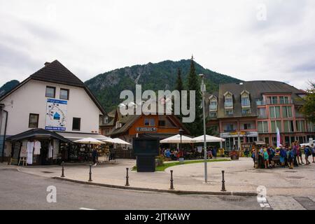 Kranjska Gora, Slovenia - Agosto 20th 2022. Una strada nel centro di Kranjska Gora nella regione alta Carniola della Slovenia nord-occidentale Foto Stock