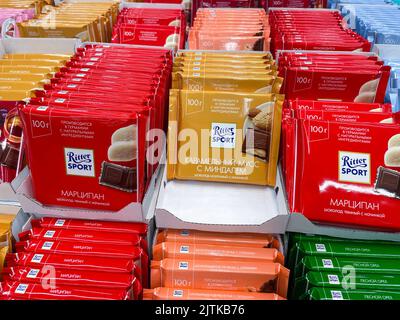 Tyumen, Russia-20 agosto 2022: Varietà di barrette di cioccolato Ritter Sport. Ritter Sport è stata fondata nel 1912 Foto Stock