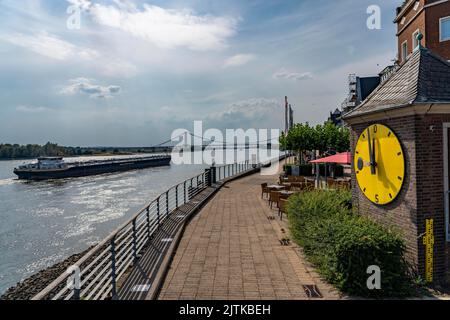 Il Reno in acque estremamente basse, il livello del Reno di Emmerich punta verso lo zero, passeggiata sul Reno, NRW, Germania, Foto Stock