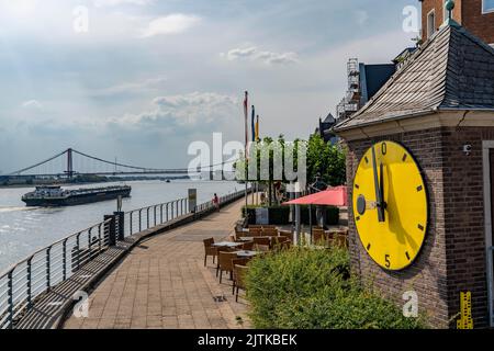 Il Reno in acque estremamente basse, il livello del Reno di Emmerich punta verso lo zero, passeggiata sul Reno, NRW, Germania, Foto Stock