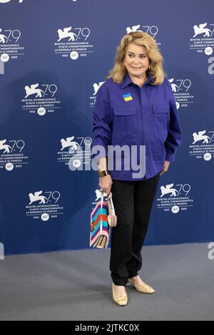 Lido di Venezia, Italia. 31st ago, 2022. L'attrice francese Catherine Deneuve, che indossa una bandiera dell'Ucraina sulla sua maglia, posa il 31 agosto 2022, durante una fotocall per il Leone d'oro per il conseguimento a vita, sarà premiata, il giorno di apertura del 79th° Festival Internazionale del Cinema di Venezia al Lido di Venezia. © Photo: Cinzia Camela. Credit: Independent Photo Agency/Alamy Live News Foto Stock