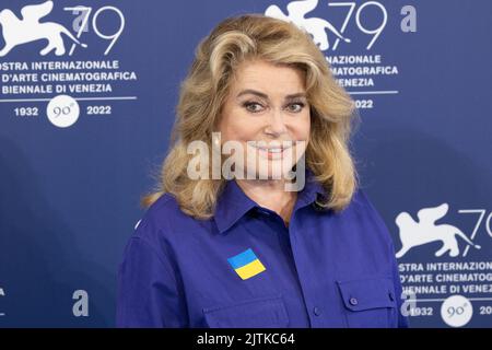 Lido di Venezia, Italia. 31st ago, 2022. L'attrice francese Catherine Deneuve, che indossa una bandiera dell'Ucraina sulla sua maglia, posa il 31 agosto 2022, durante una fotocall per il Leone d'oro per il conseguimento a vita, sarà premiata, il giorno di apertura del 79th° Festival Internazionale del Cinema di Venezia al Lido di Venezia. © Photo: Cinzia Camela. Credit: Independent Photo Agency/Alamy Live News Foto Stock
