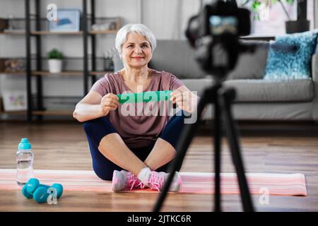 donna o fitness blogger con macchina fotografica a casa Foto Stock