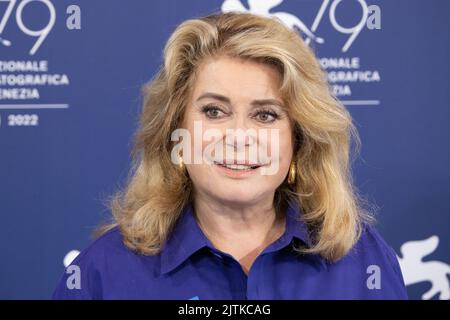 L'attrice francese Catherine Deneuve, che indossa una bandiera dell'Ucraina sulla sua maglia, posa il 31 agosto 2022, durante una fotocall per il Leone d'oro per il conseguimento a vita, sarà premiata, il giorno di apertura del 79th° Festival Internazionale del Cinema di Venezia al Lido di Venezia. ©Photo: Cinzia Camela. Foto Stock