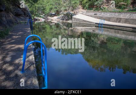 Vadillo piscina naturale. Acque cristalline nel cuore della contea di la vera. Losar de la vera, Caceres, Estremadura, Spagna Foto Stock