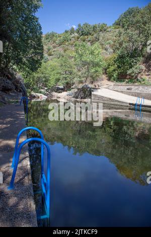 Vadillo piscina naturale. Acque cristalline nel cuore della contea di la vera. Losar de la vera, Caceres, Estremadura, Spagna Foto Stock